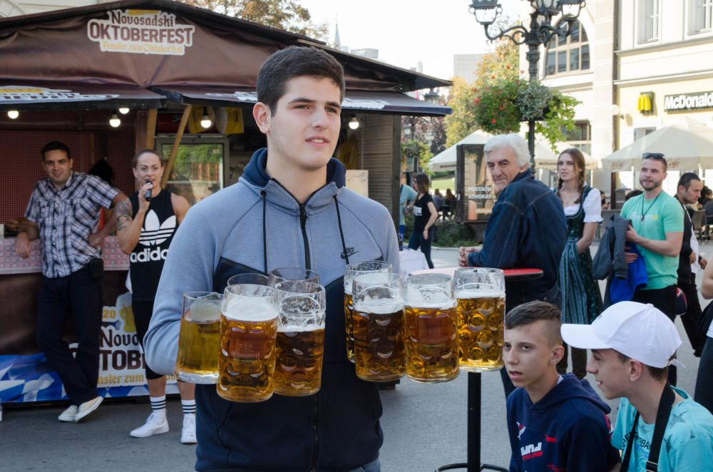 Novosadski Oktoberfest: Održano takmičenje u držanju krigli na Trgu slobode 10 DSC 6654