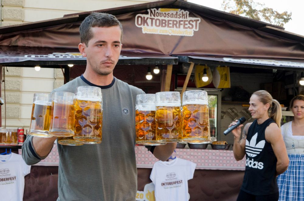 Novosadski Oktoberfest: Održano takmičenje u držanju krigli na Trgu slobode 11 DSC 6678