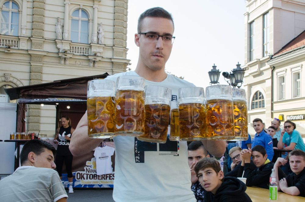 Novosadski Oktoberfest: Održano takmičenje u držanju krigli na Trgu slobode 12 DSC 6713