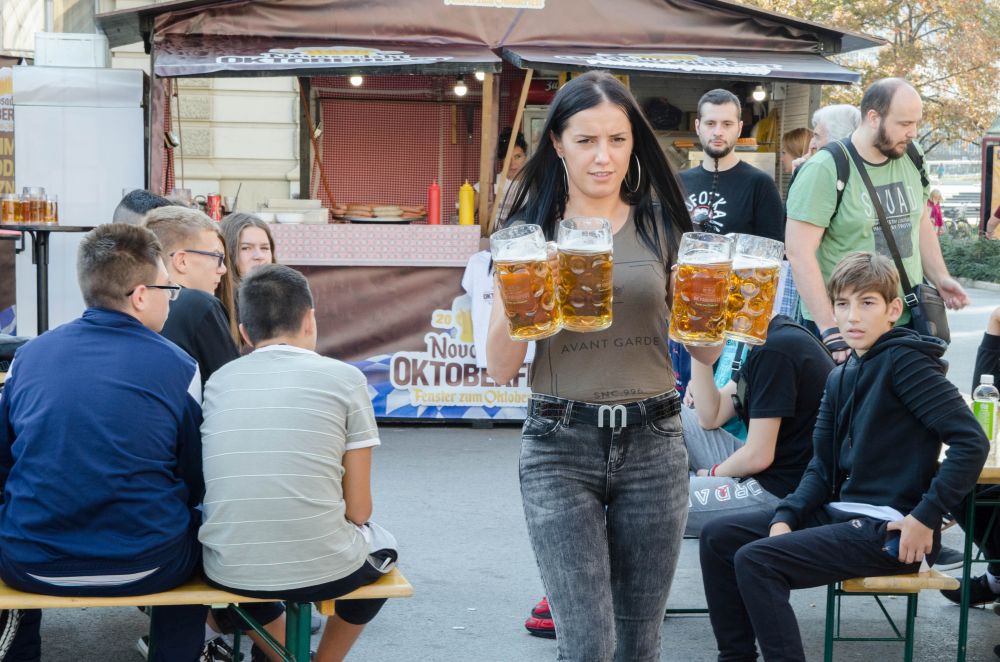 Novosadski Oktoberfest: Održano takmičenje u držanju krigli na Trgu slobode 14 DSC 6746