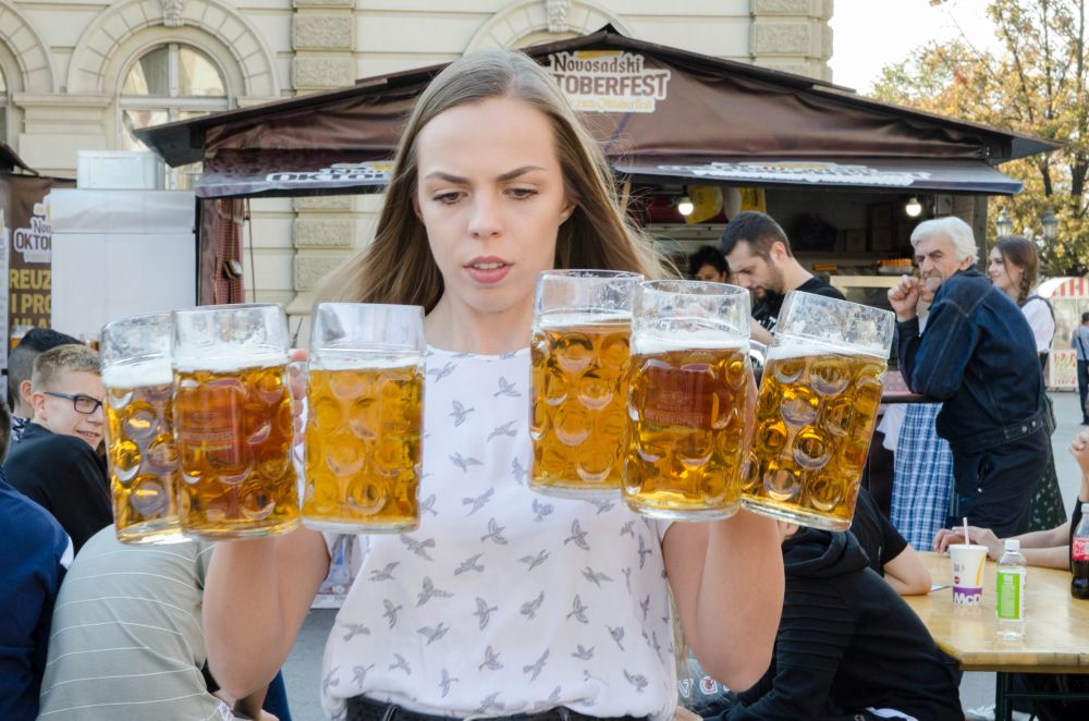 Novosadski Oktoberfest: Održano takmičenje u držanju krigli na Trgu slobode 16 DSC 6763