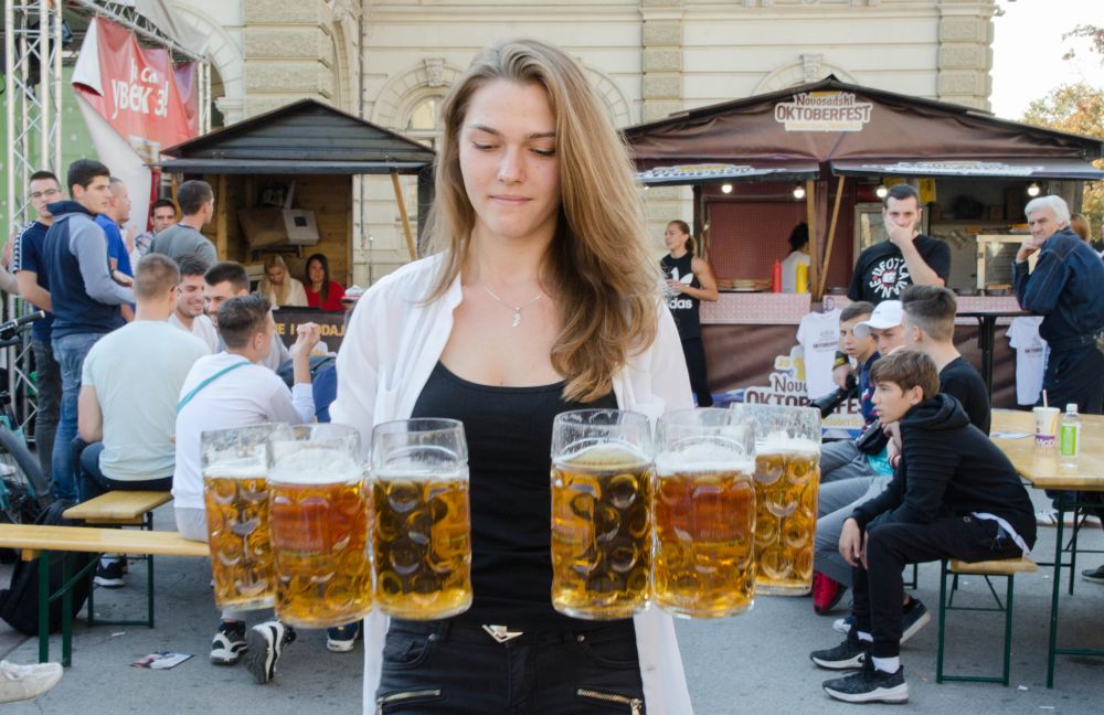 Novosadski Oktoberfest: Održano takmičenje u držanju krigli na Trgu slobode 17 DSC 6772