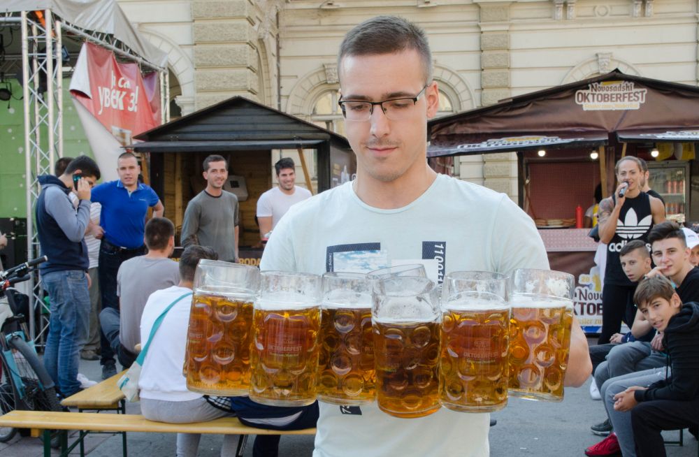 Novosadski Oktoberfest: Održano takmičenje u držanju krigli na Trgu slobode 18 DSC 6783