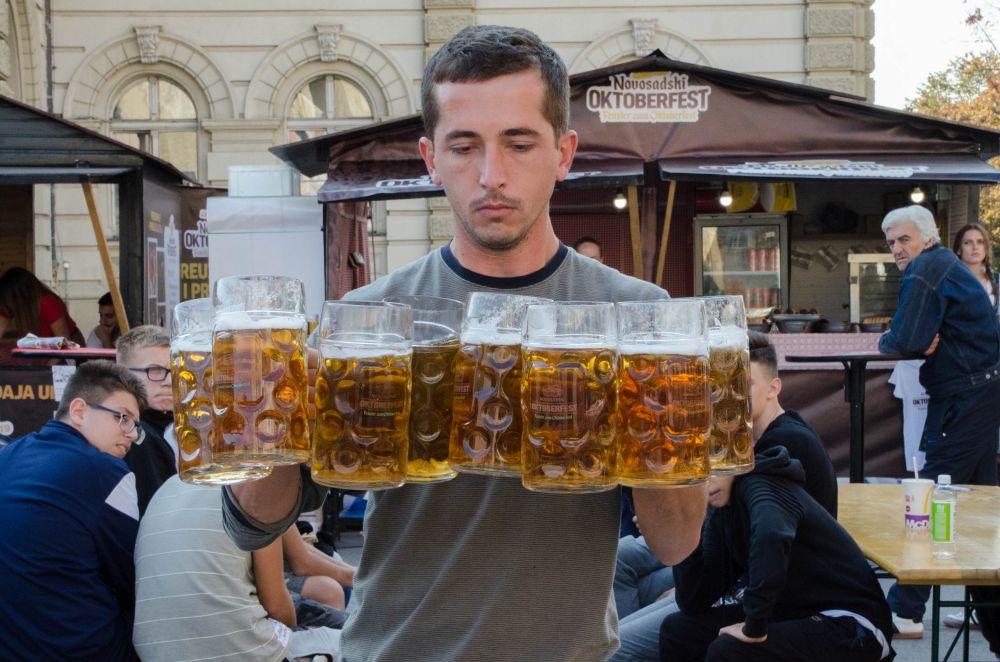 Novosadski Oktoberfest: Održano takmičenje u držanju krigli na Trgu slobode 22 DSC 6840
