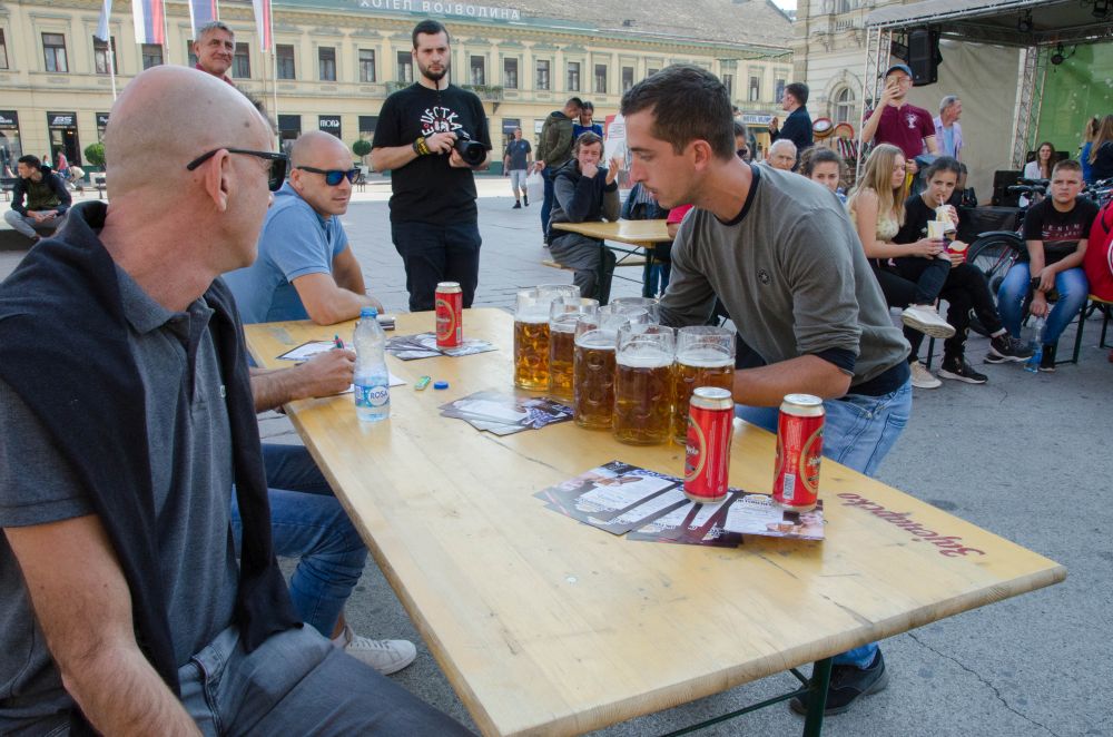 Novosadski Oktoberfest: Održano takmičenje u držanju krigli na Trgu slobode 23 DSC 6845