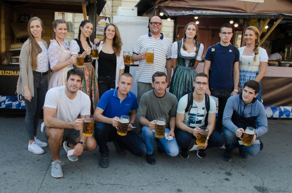 Novosadski Oktoberfest: Održano takmičenje u držanju krigli na Trgu slobode 29 DSC 6885