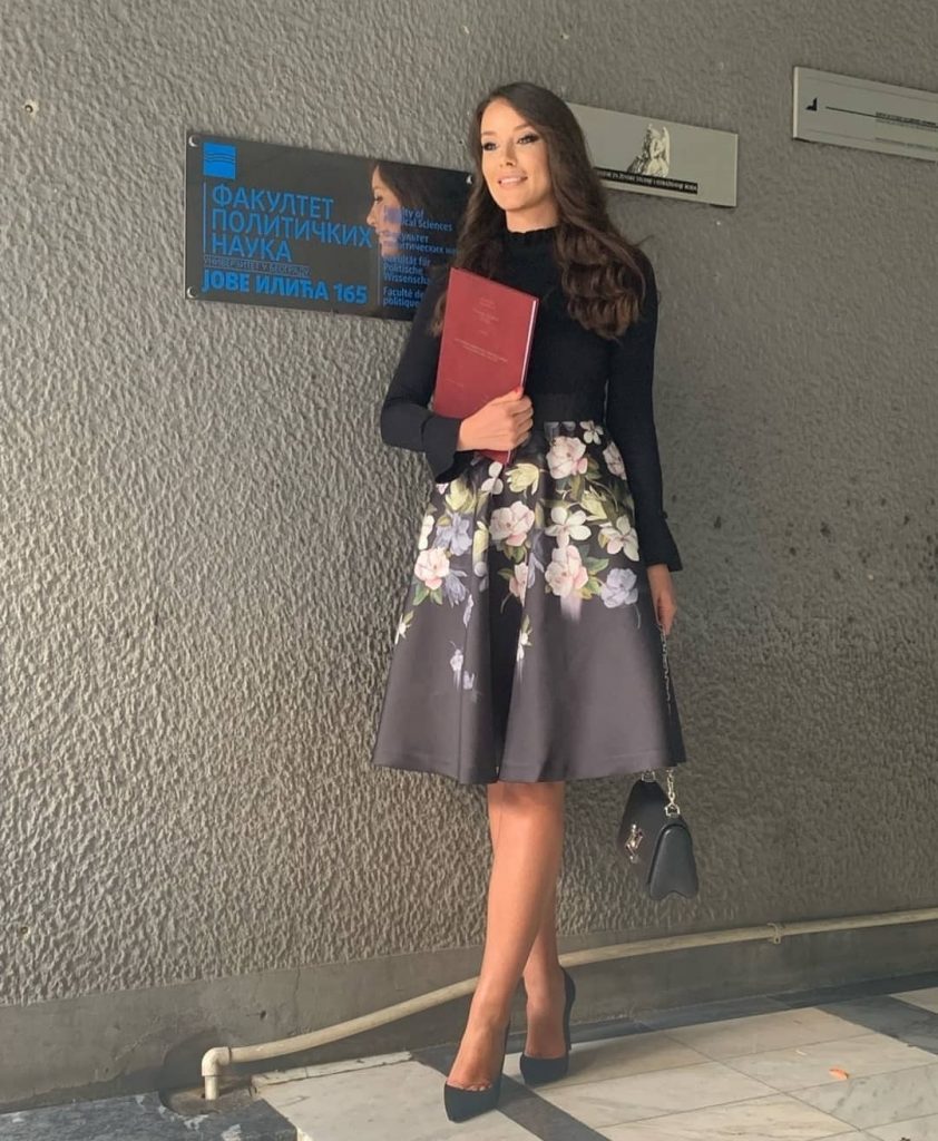 ČOVEK SE UČI DOK JE ŽIV: Katarina Šišmanović odbranila master rad 1 Katarina Šišmanović 1