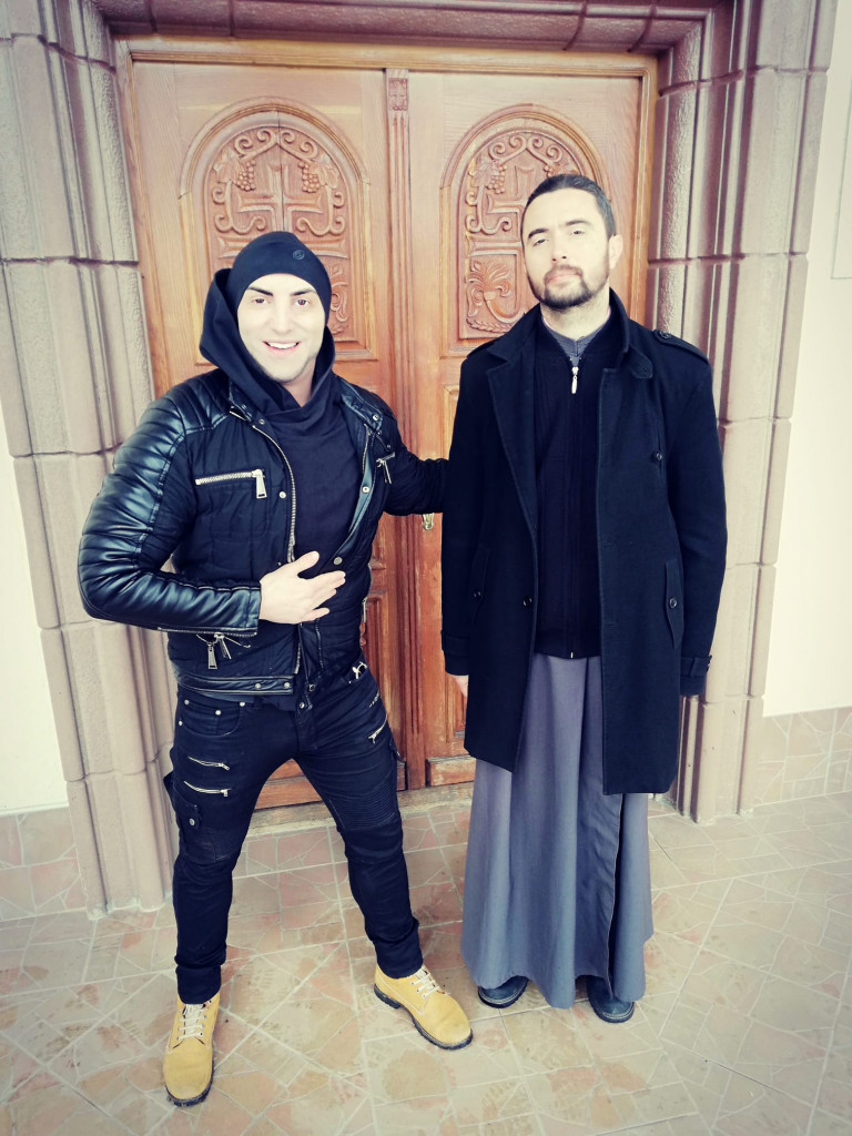 3Dejan Nestorovic i otac Mirko ispred hrama na putu