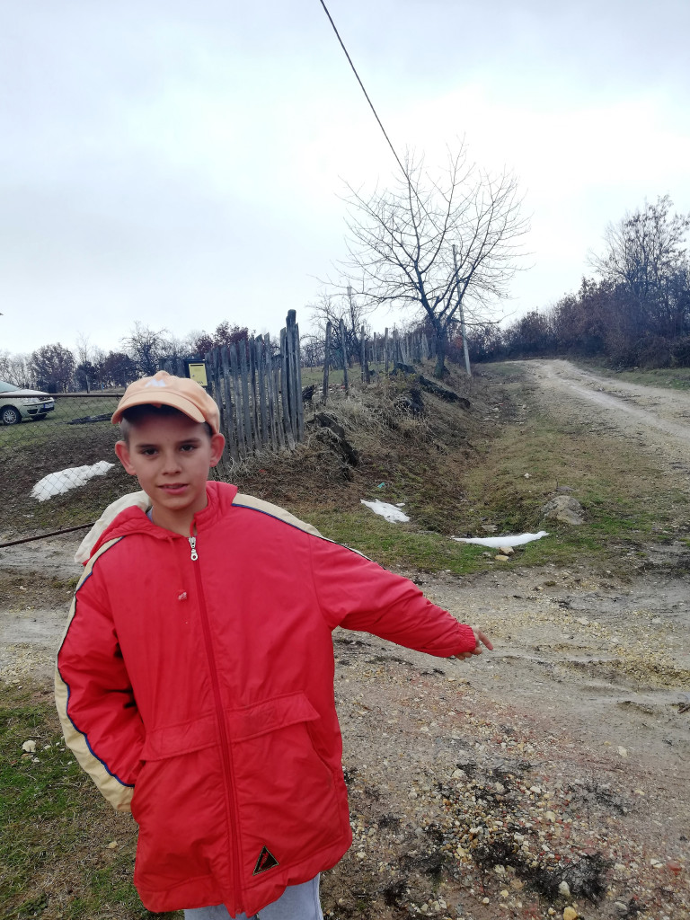 5 Mališa uz dozvolu majke imamo pokazuje ulicu i put gde mora proći asfalt
