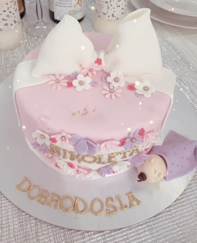 TORTA ZA NIKOLETU: Saša Kapor izveo suprugu i ćerkicu iz porodilišta (FOTO) 1 nikolina kovac i saša kapor 2