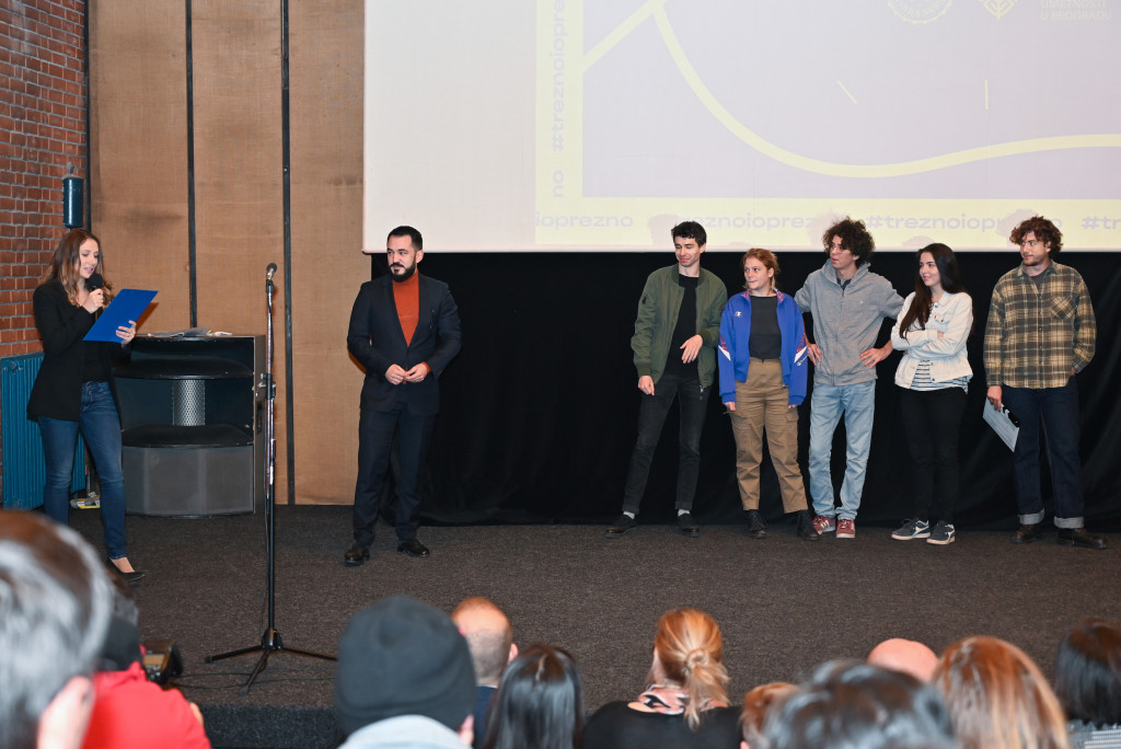 FDU PODRŽAVA TREZNO I OPREZNO: Udruženje pivara Srbije realizovalo projekat pet kratkih filmova za promociju odgovorne konzumacije piva 3 trezno i oprezno 12