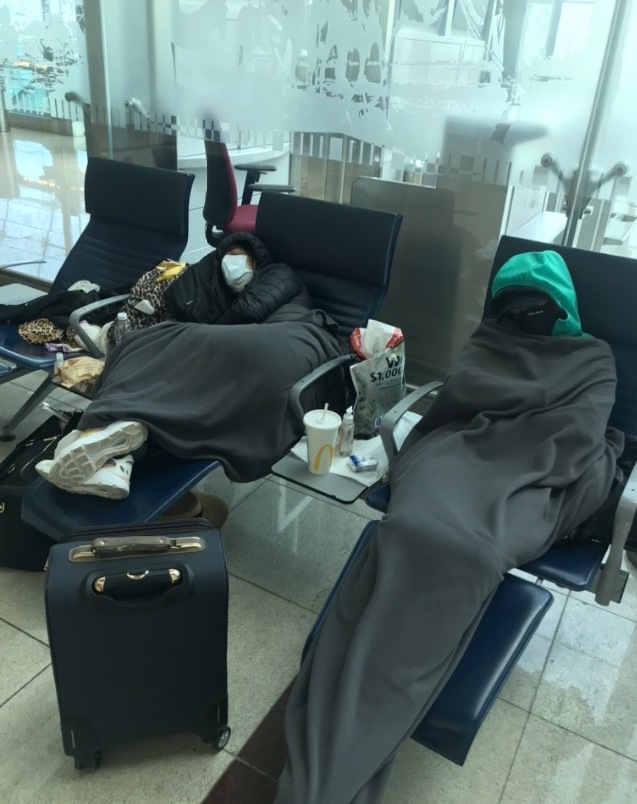 VEĆ ŠEST DANA BORAVE NA AERODROMU: Petnaestak Srba zarobljeno u Dubaiju, stariji čovek ostao bez lekova! 2 Aerodrom Dubai 1