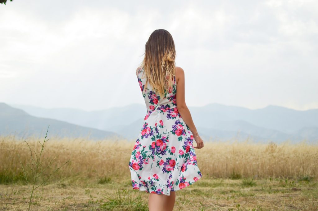 haljina cvetni dezen unsplash 1