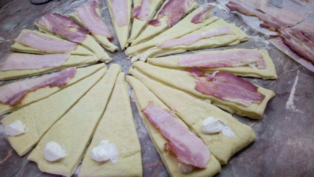Recepti iz karantina: Kroasani sa pizza punjenjem Suzane Mitić 2 recept 1 1