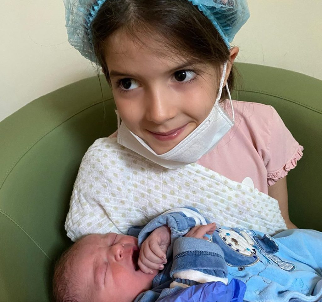 TIPSAREVIĆI NA OKUPU: Emili upoznala brata Nou (FOTO) 1 emili i noa tipsarevic 1
