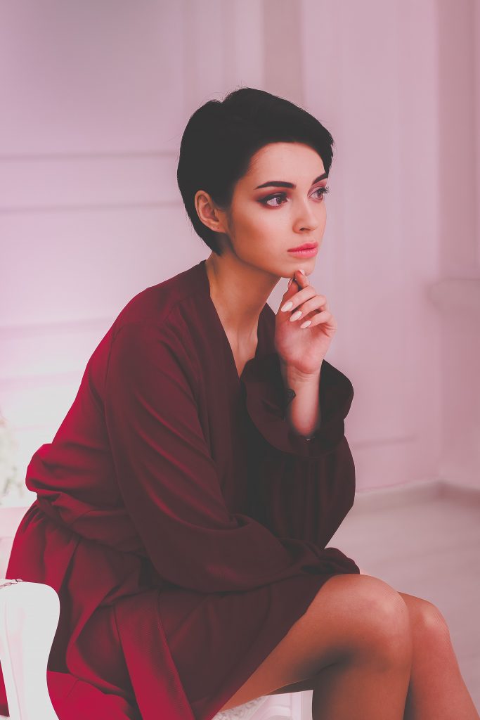 zena kratka kosa unsplash