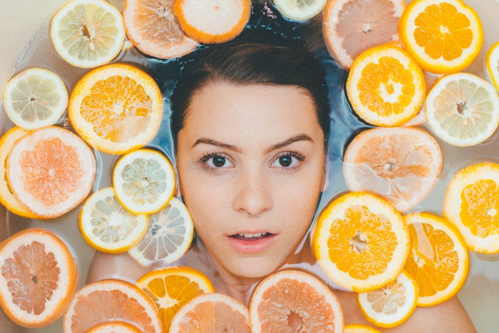 DERMATOLOZI DALI ODGOVOR: Da li maske iz kućne radinosti mogu da oštete kožu i kosu? 1 zena citrusi unsplash