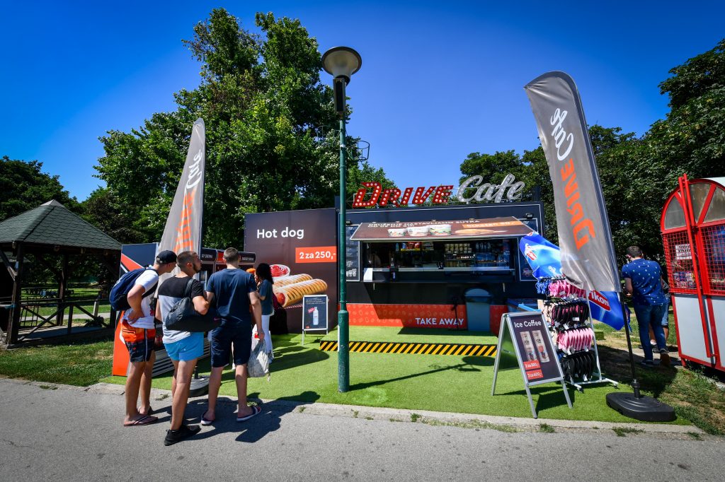 SRBIJA NA DLANU: Drive Café na Adi – novi koncept za nova letnja uživanja 1 Foto 2