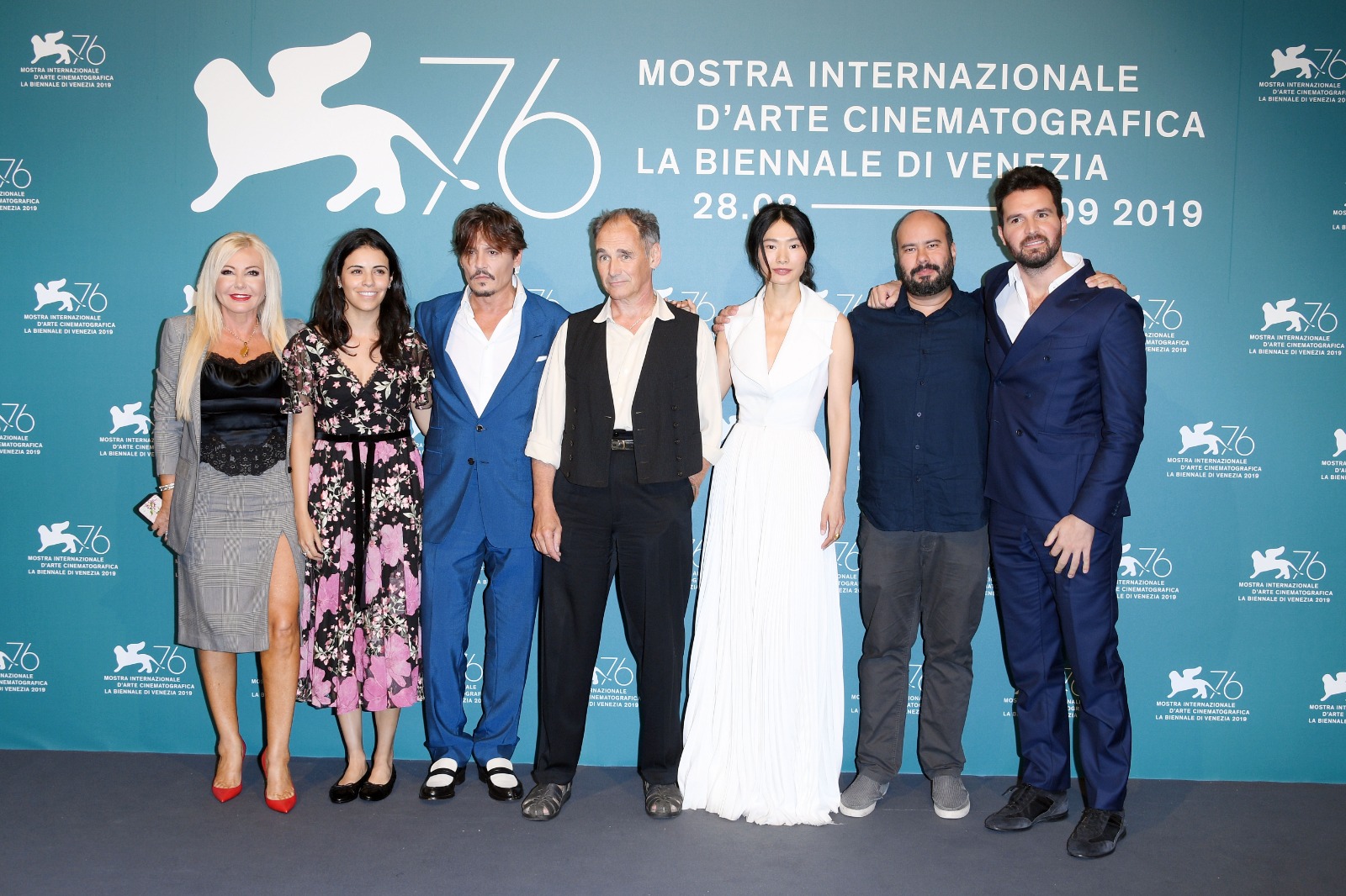 Džoni Dep ponovo briljira – Film "Iščekujući varvare" među pet najgledanijih u Americi 2 Iščekujući varvare Premijera na festivalu u Veneciji 3