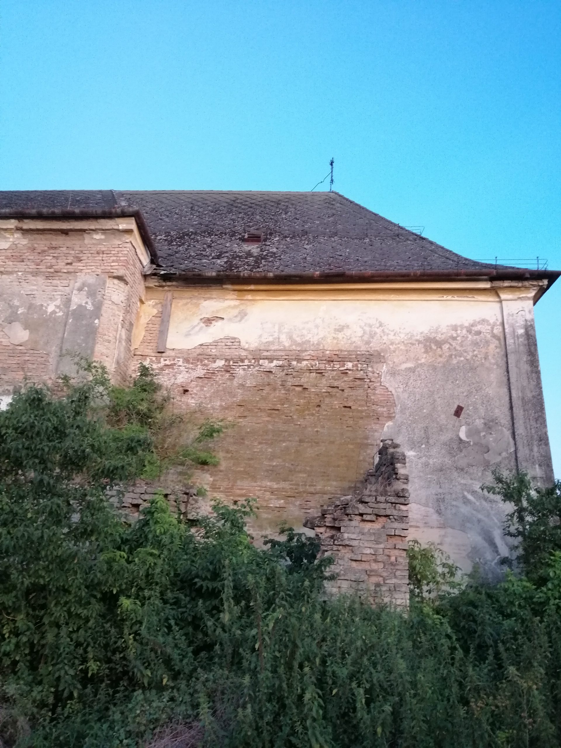 Crkva svetog Ivana Krstitelja u Kolutu bez mise i vernika preti da se potpuno uruši 7 IMG 20190810 201703 scaled