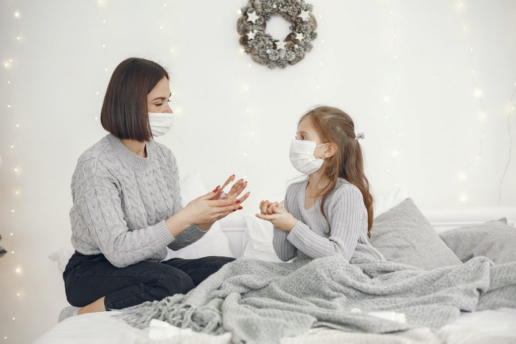 STRUČNJACI OTKRIVAJU: Da li su simptomi koronavirusa drugačiji kod dece? 1 pexels dete majka koronavirus