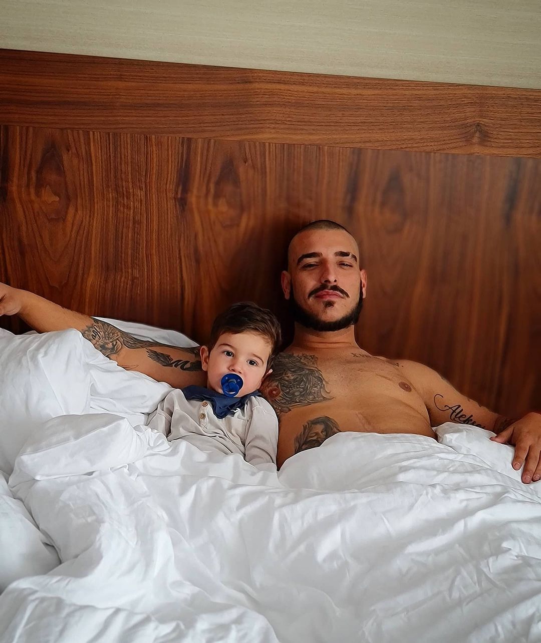 BAŠKARENJE U OGROMNOM KREVETU: Aleksej i Darko Lazić uživaju na Kopaoniku (FOTO) 1 Aleksej i Darko Lazić