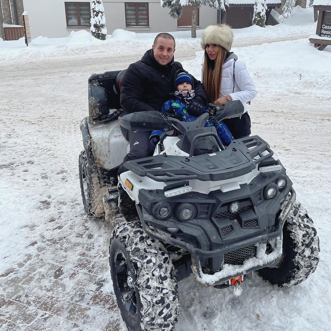 DEFINITIVNO PREBOLELA EDA: Dragana Mitar sa novim dečkom uživa na Zlatiboru (FOTO) 1 Dragana Mitar sa sinom i dečkom