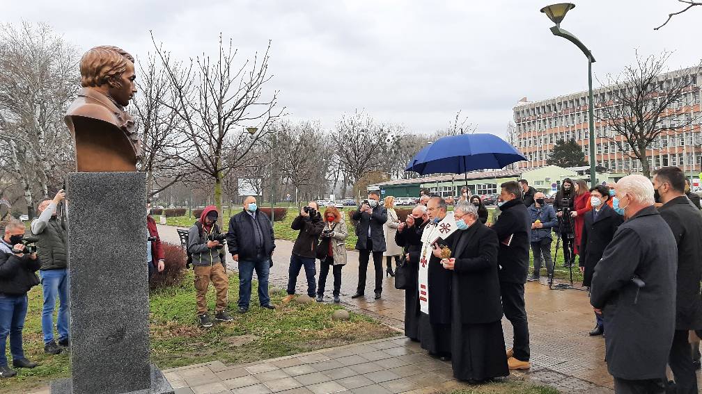 Otkriven spomenik Tarasu Ševčenku u Novom Sadu 3 148195233 10165026551975722 8659557983300388306 o