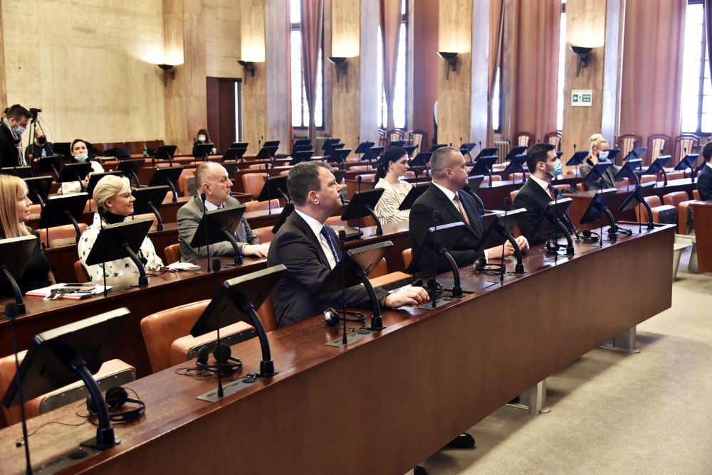 3 9275