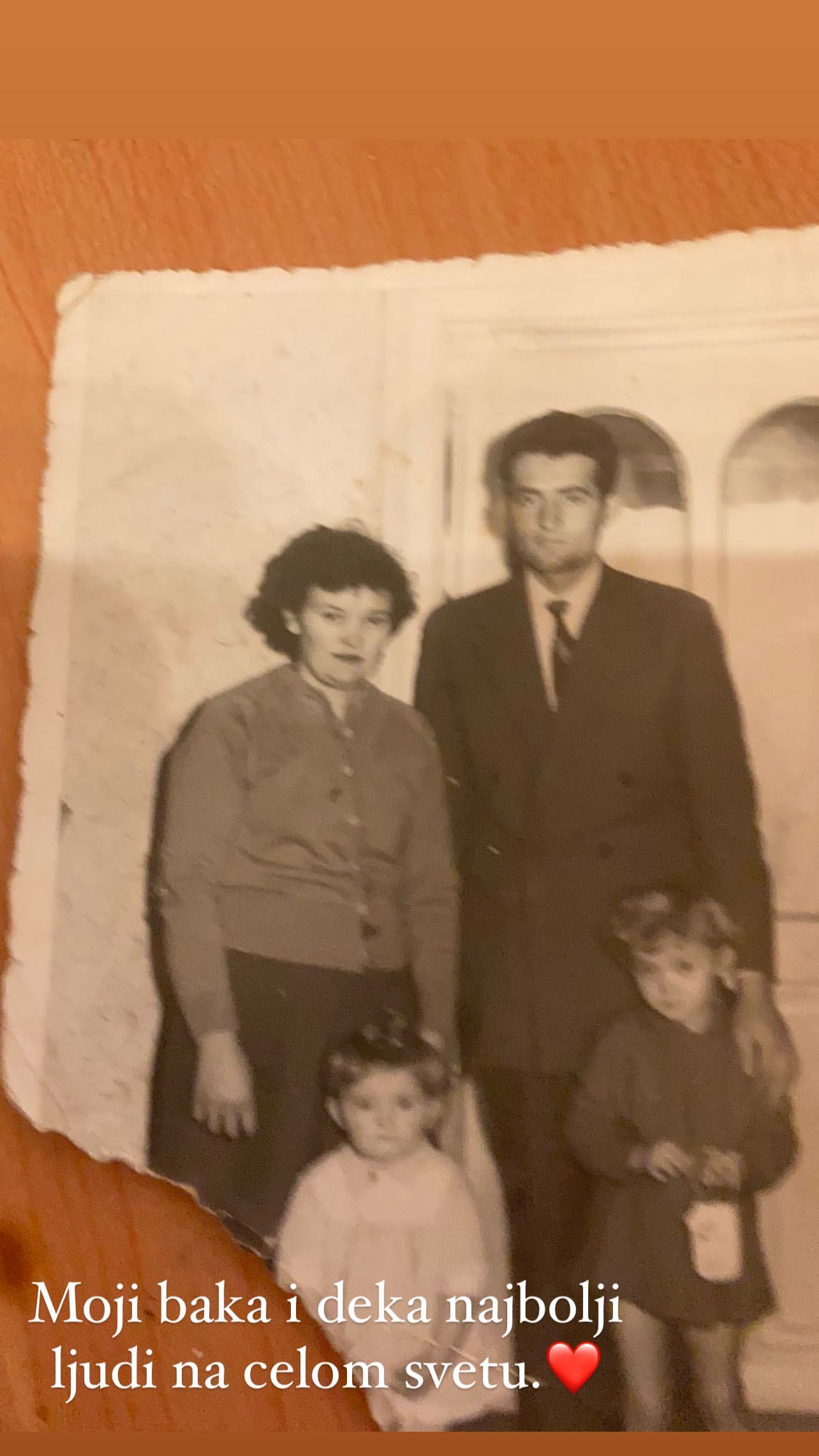 OTVORILA STARI PORODIČNI ALBUM: Sofija Milošević pokazala koliko sin Aleksej liči na nju i prisetila se bake i deke! (FOTO) 2 sofija milosevic baka i deka