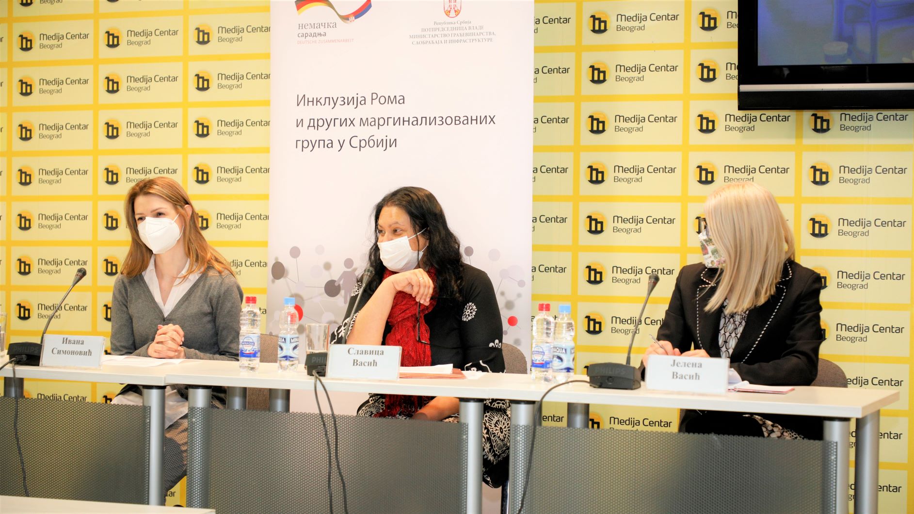 Nova šansa za zaposlenje 500 Roma i Romkinja 5 Ivana Simonović Slavica Vasić i Jelena Vasić