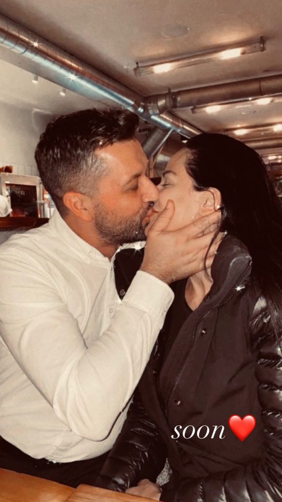 LJUBAV CVETA: Indira Aradinović u strasnom poljupcu sa dečkom (FOTO) 1 indi razmenjuje nežnosti sa dečkom