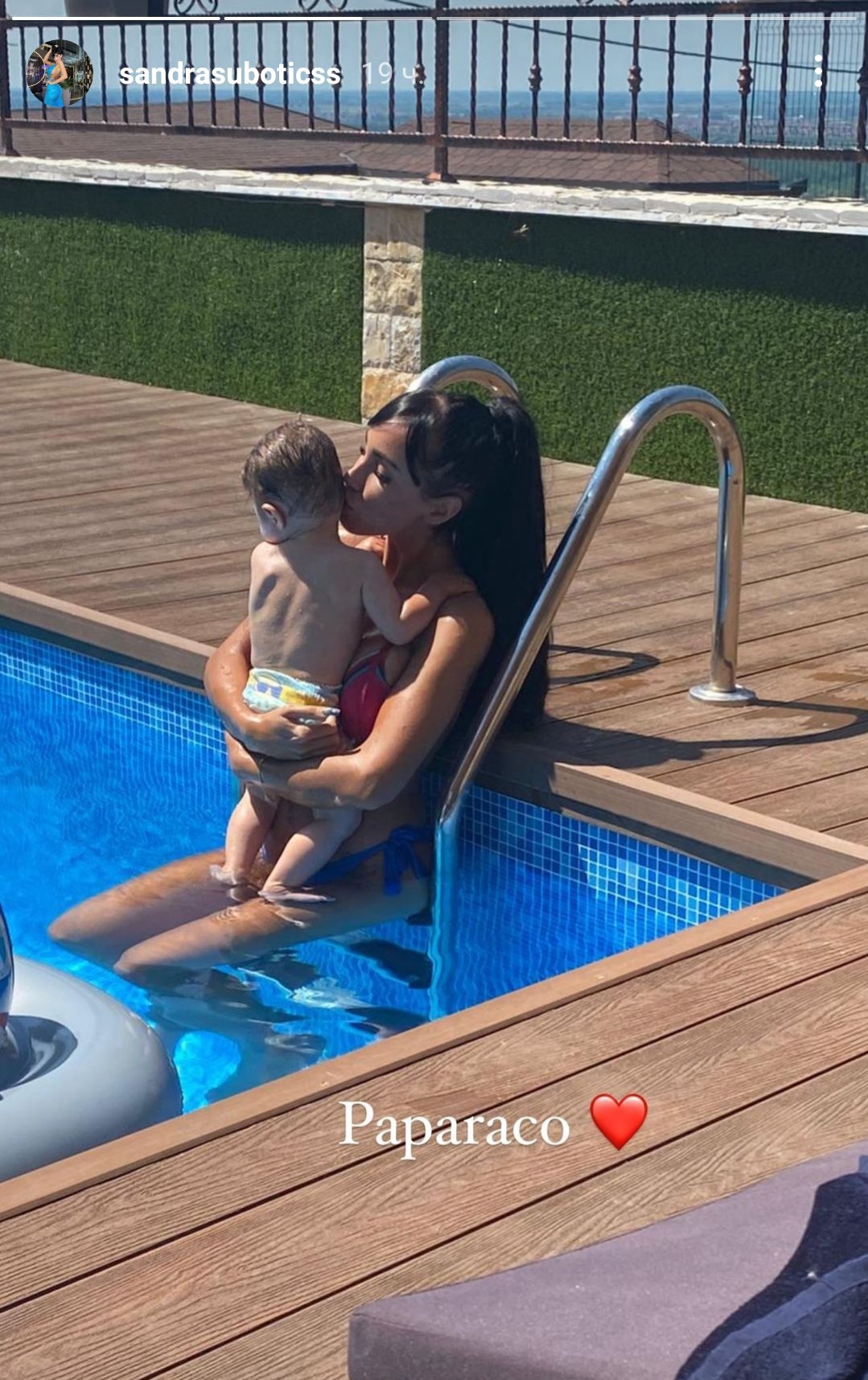 UŽIVANJE NA BAZENU: Aleksandra Subotić sa verenikom i decom otputovala na odmor (FOTO) 1 Aleksandra Subotic objava 5