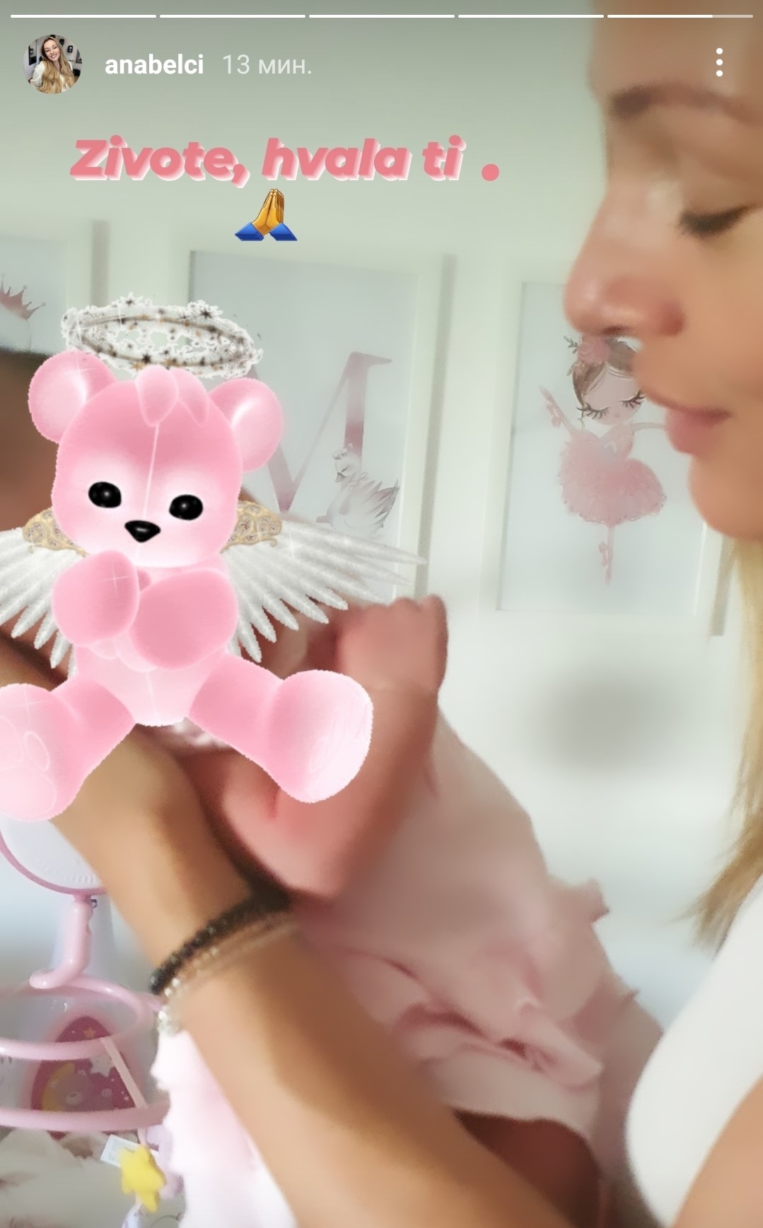 PONOSNA BAKA: Anabela Atijas objavila prvu fotografiju sa unukom Miom 1 Anabela Atijas