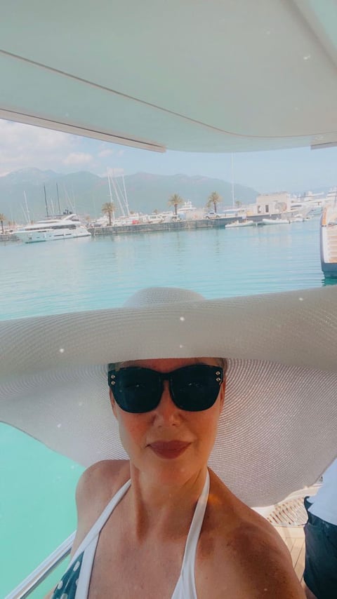 BAŠKARI SE U LUKSUZU: Lepa Brena objavila selfi sa jahte! (FOTO) 1 Lepa Brena uživa na jahti