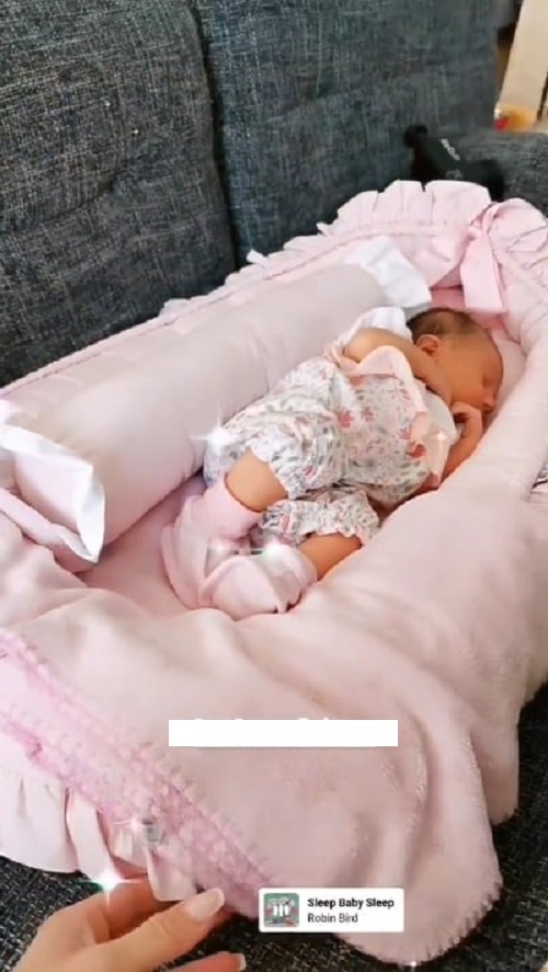 MAMU I BEBU SAČEKALO IZNENAĐENJE KOD KUĆE: Mia Borisavljević izašla iz porodilišta (FOTO) 1 MIA I BEBA