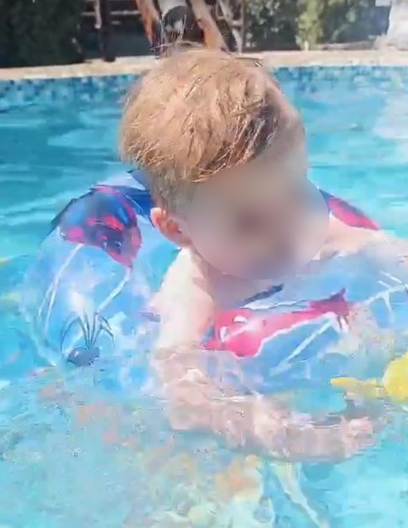 NAPUŠITE SE KU*CA: Miljana Kulić odbrusila hejterima koji su je kritikovali da se ponaša neodgovorno prema sinu Željku (FOTO) 1 mali zeljko cenzura