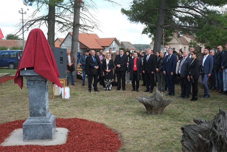 ISTORIJSKI ČAS U SREMSKOJ RAČI: Otkriven spomenik slovačkom dobrovoljcu u srpskoj vojsci iz Srpsko-turskog rata 10 7 sp 1