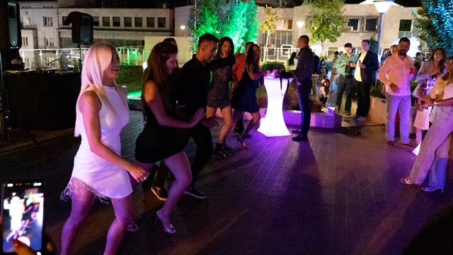 STAND UP AND DANCE: Nezaboravno veče smeha, plesa i zabave! 4 Latino