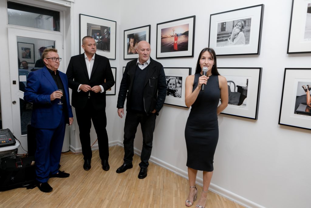 OTVORENA IZLOŽBA "JADRAN LAZIĆ: 50 GODINA FOTOGRAFIJE": Jadran Lazić sa porodicom, prijateljima i saradnicima proslavio pet decenija uspešne karijere 4 Otvaranje