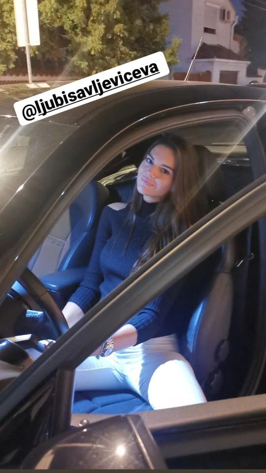 jovana u autu
