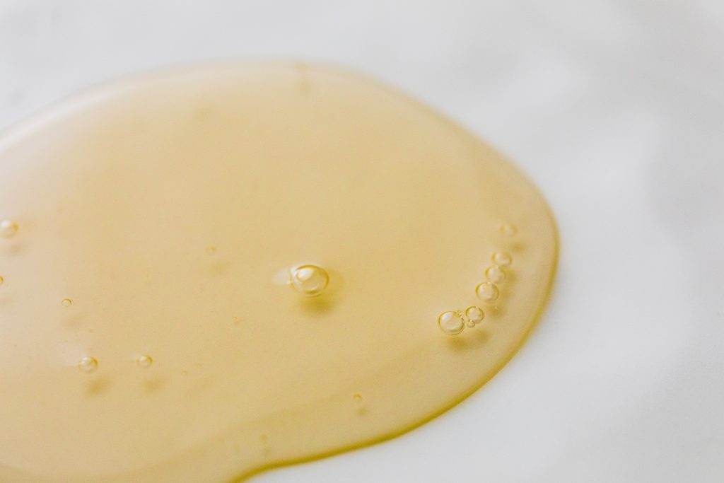 VREME JE ZA NEGU: Zašto je jojoba ulje idealno za svaki tip kože? 1 pexels ulje jojobe 1