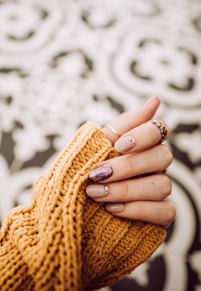 RAZVEDRITE HLADNE DANE: Mlečni nokti su "must have" 4 krem nokti unsplash