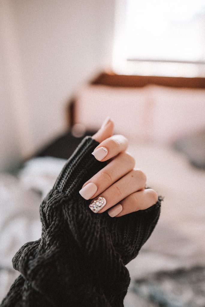 RAZVEDRITE HLADNE DANE: Mlečni nokti su "must have" 5 mlečni nokti unsplash