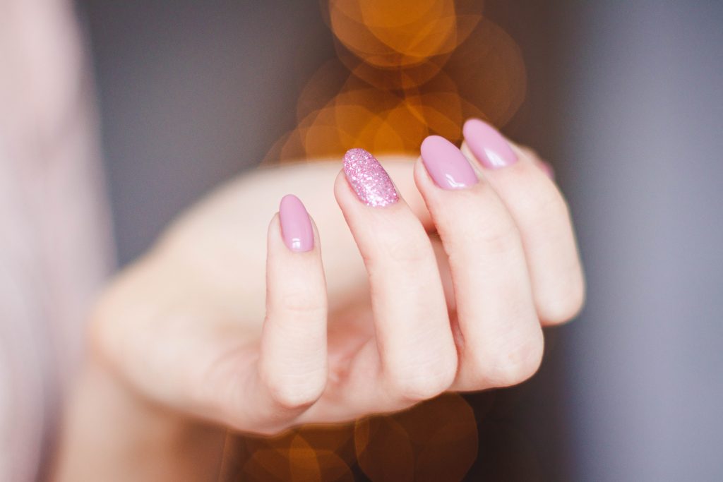 RAZVEDRITE HLADNE DANE: Mlečni nokti su "must have" 2 pexels roze nokti