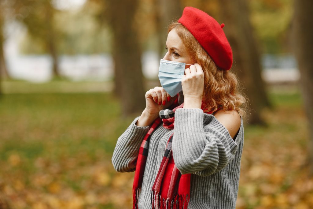 MODNI DODACI KOJI ČUVAJU ZDRAVLJE: U trendu su kape i šeširi 1 pexels zena kapa koronavirus 2