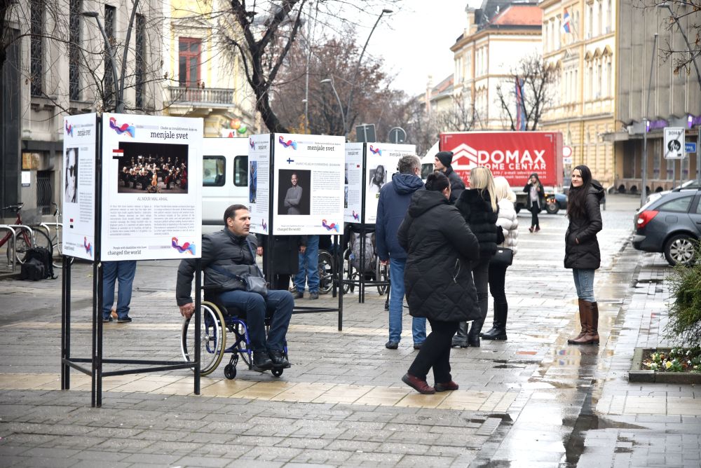 Izložba "Osobe sa invaliditetom koje su menjale svet" otvorena u Šapcu 1 2 DSC 0625