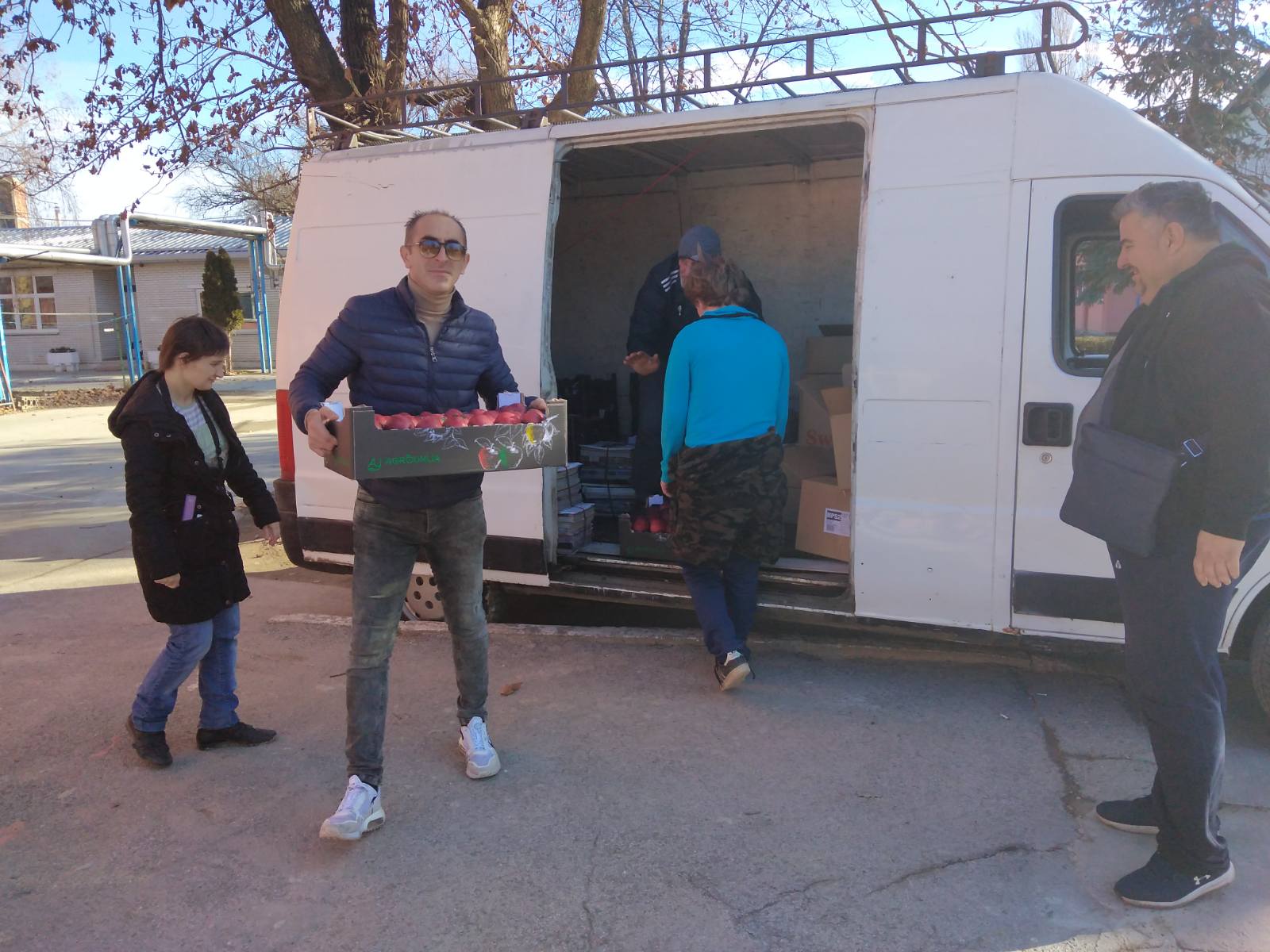 Praznična poseta domovima za decu, stare i beskućnike 2 3 2
