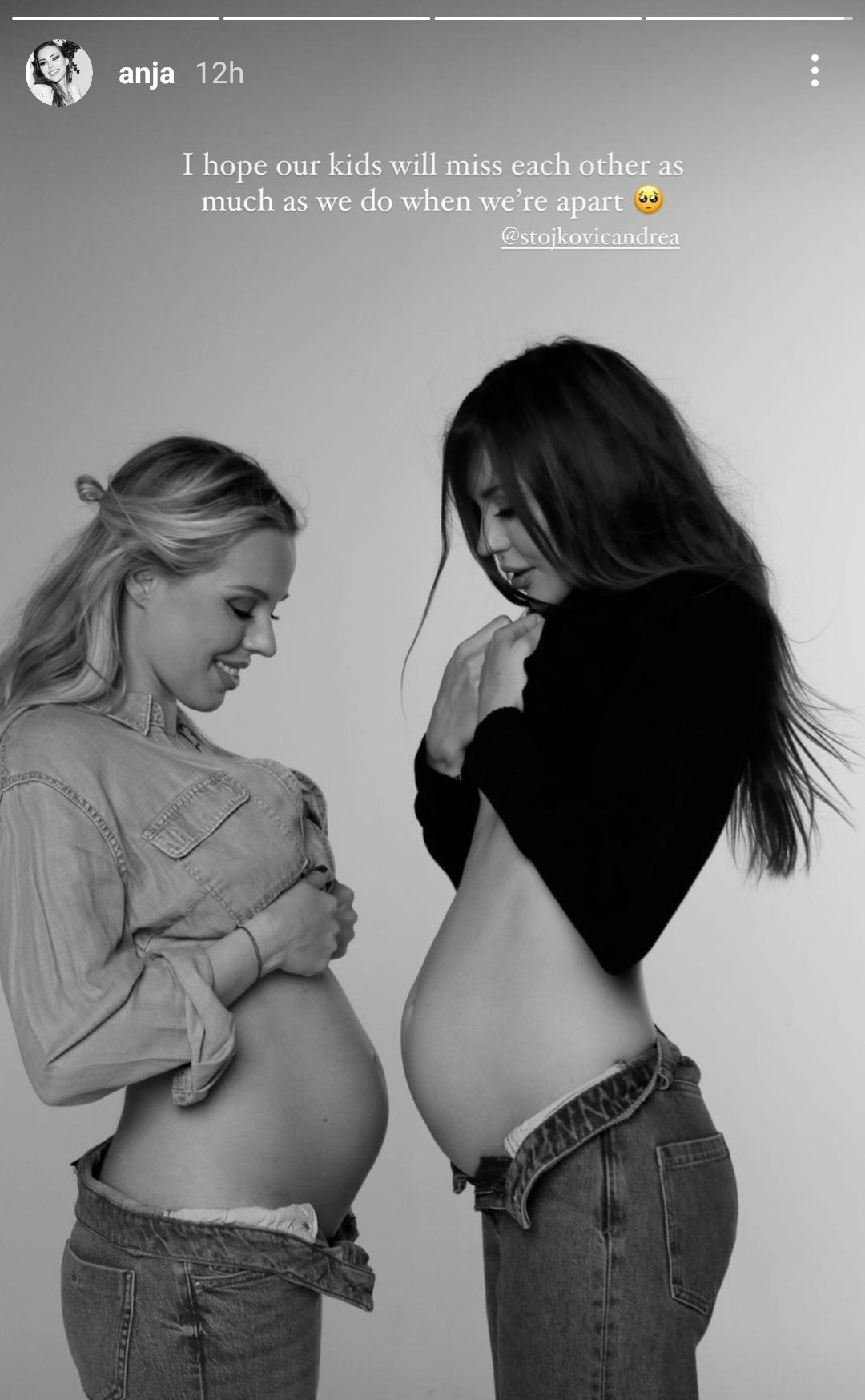 PIKSIJEVE ĆERKE SITNO BROJE DO POROĐAJA: Anja Valente i Andrea Stojković pokazale trudničke stomačiće (FOTO) 1 Anja Valente i Andrea Stojkovic