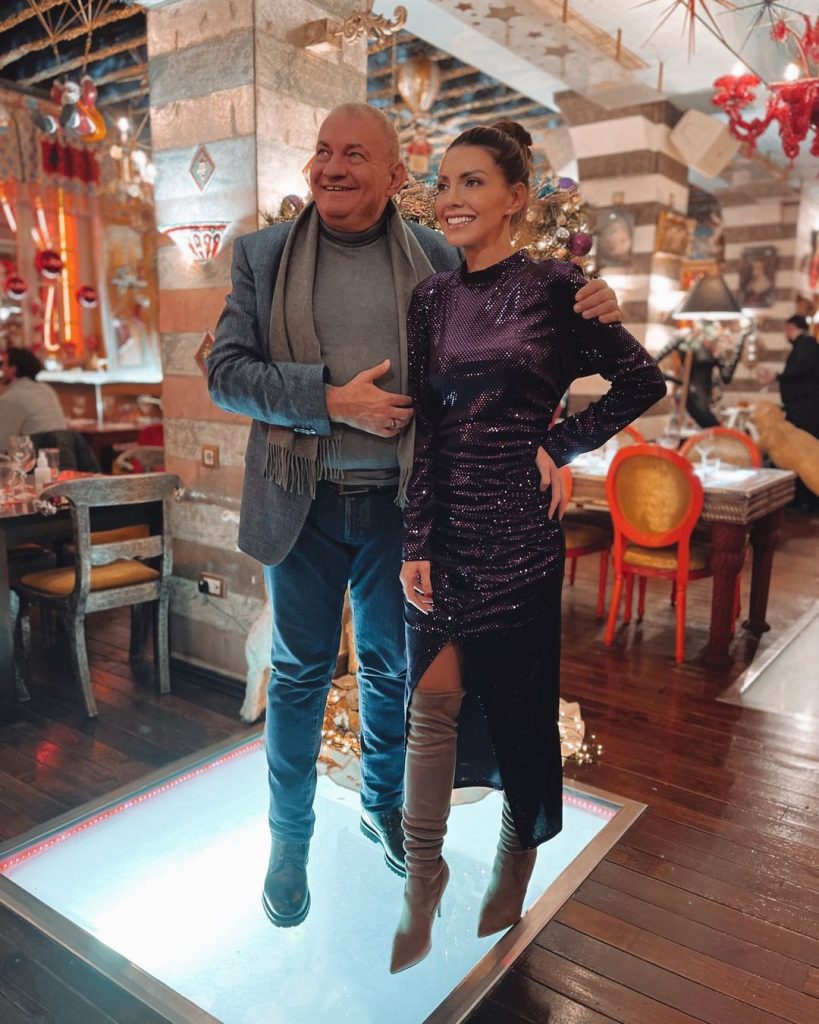 RAZLIKA OD 18 GODINA NIJE PREPREKA ZA LJUBAV: Savršena porodična "slagalica" Jelene Simić 1 Jelena Simić sa suprugom